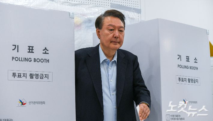 윤석열 전 대통령이 3일 서울 서초구 원명초등학교에 마련된 서초구 제3투표소에서 한 표를 행사하고 있다. 박종민 기자