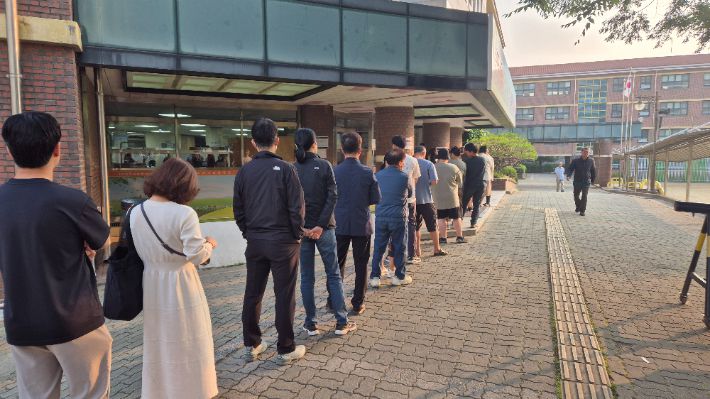 제21대 대선 본투표일인 3일 아침, 전북 전주시 완산구 서곡초등학교에 마련된 투표소에서 유권자들이 자신의 차례를 기다리고 있다. 심동훈 기자