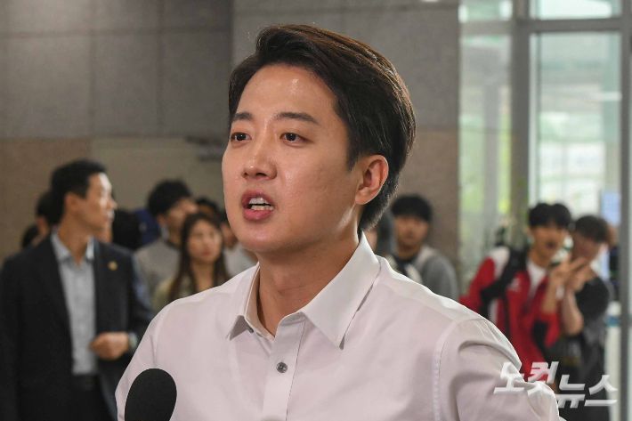 개혁신당 이준석 대통령선거 후보가 2일 경기도 시흥시 한국공학대학교에서 열린 '학식먹자 이준석' 행사에서 학생들과 학식을 먹기 전 브리핑을 하고 있다. 시흥=박종민 기자