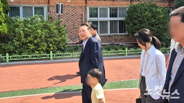 3일 제21대 대통령 선거가 진행되는 가운데, 윤석열 전 대통령과 그의 부인 김건희씨가 서울 서초구 서초4동 투표소인 원명초등학교에 방문해 투표했다. 송선교 기자