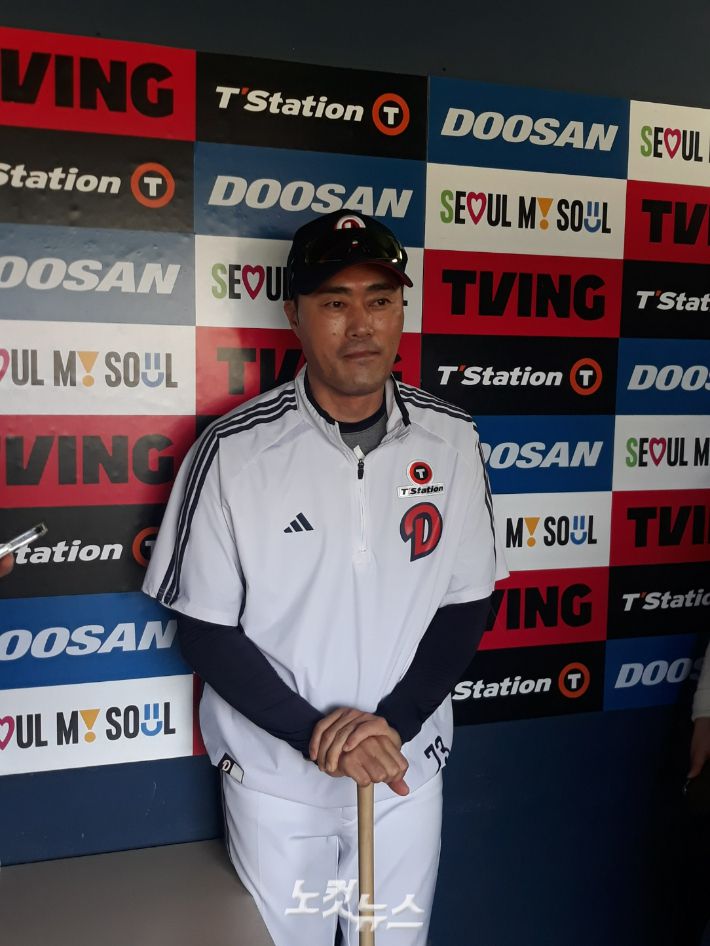 두산 조성환 감독 대행이 3일 KIA와 홈 경기에서 앞선 인터뷰에서 취재진의 질문을 듣고 있다. 노컷뉴스