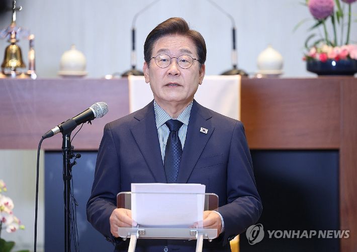 (성남=연합뉴스) 김도훈 기자 = 더불어민주당 이재명 대선 후보가 2일 경기 성남시 수정구 성남주민교회에서 기자회견을 하고 있다. 2025.6.2 superdoo82@yna.co.kr 연합뉴스