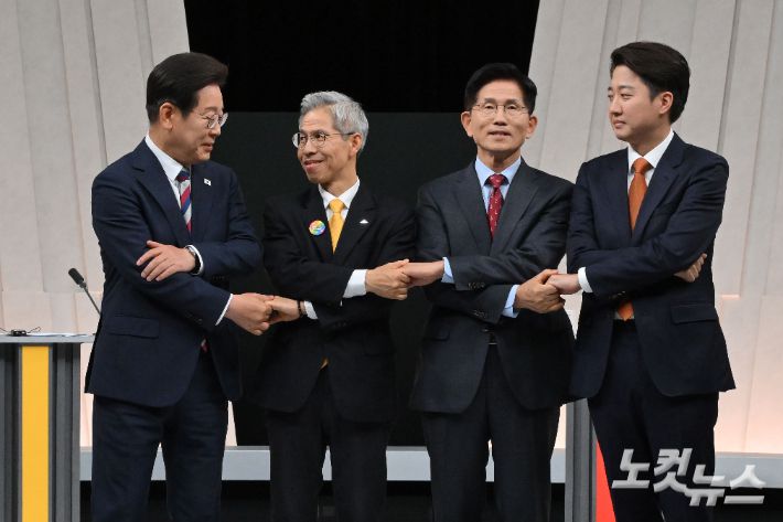 더불어민주당 이재명(왼쪽부터), 민주노동당 권영국, 국민의힘 김문수, 개혁신당 이준석 대선 후보가 정치 분야 TV토론회에 앞서 포즈를 취하고 있다. 국회사진기자단