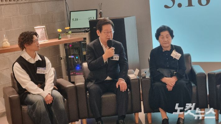 더불어민주당 이재명 대선 경선 후보는 지난 4월 24일 광주 동구 전일빌딩245에서 김길자 여사(문재학 열사의 어머니) 등이 참석한 가운데 '민주주의 간담회'를 열고 5·18 정신의 헌법 전문 수록을 약속했다. 김형로 기자