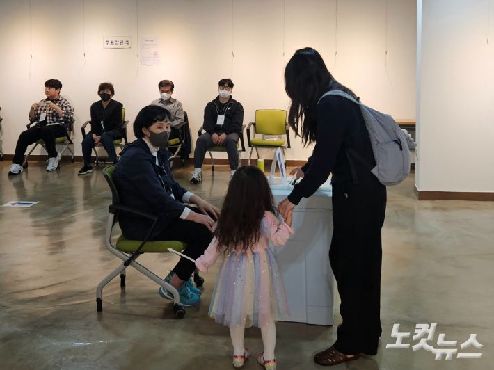 3일 부산 수영구 생활문화센터에 마련된 광안2동 제2투표소에서 한 유권자가 자녀와 함께 소중한 한 표를 행사하고 있다. 김혜민 기자