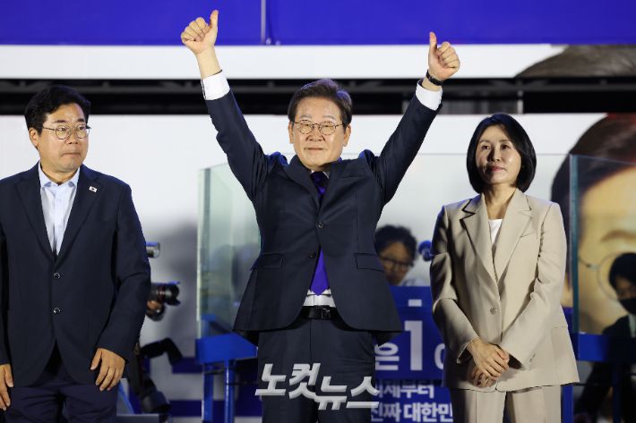 더불어민주당 이재명 대선 후보가 4일 서울 여의도 국회 앞에 마련된 더불어민주당 국민 개표 방송 행사에서 인사를 하고 있다. 류영주 기자