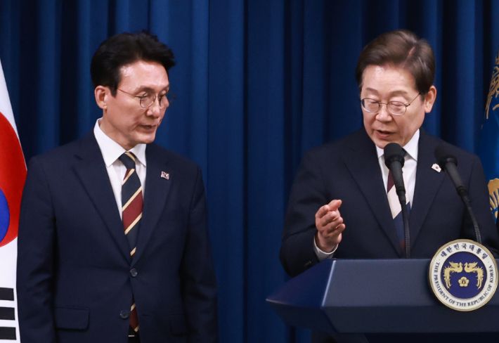 이재명 대통령이 4일 서울 용산 대통령실 청사에서 열린 새 정부 첫 인사 발표에서 김민석 국무총리 후보자를 소개하고 있다. 연합뉴스