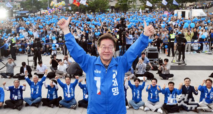 이재명 더불어민주당 대선 후보가 대선을 이틀 앞둔 1일 부산 동구 부산역 광장에서 유권자들에게 지지를 호소하고 있다. 부산=류영주 기자