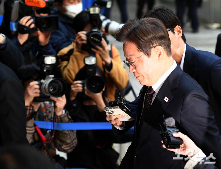 지난 4월 29일 오전 더불어민주당 이재명 대선후보가 서울 서초구 서울중앙지방법원에서 열린 '대장동 배임·성남FC 뇌물' 1심 속행 공판에 출석하고 있다. 황진환 기자