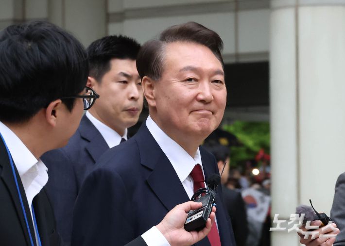 지난달 19일 윤석열 전 대통령이 서울 서초구 중앙지방법원에서 열린 내란 우두머리 혐의, 직권남용 권리행사방해 혐의 사건 4차 공판을 마친 뒤 법정을 나서고 있다. 사진공동취재단