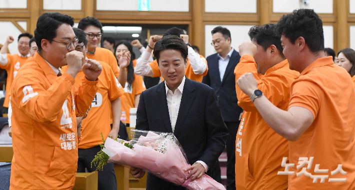 개혁신당 이준석 제21대 대통령선거 후보가 3일 서울 여의도 국회 의원회관에 마련된 개표상황실에 도착해 당원들의 격려를 받고 있다. 박종민 기자