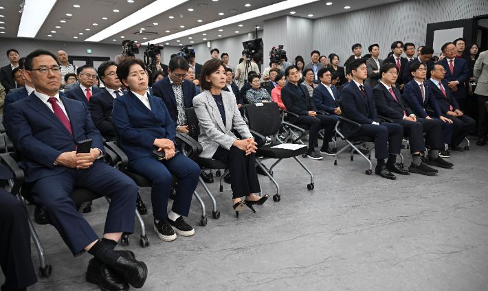 심각한 표정의 국민의힘     (서울=연합뉴스) 김주형 기자 = 4일 서울 여의도 중앙당사에서 열린 제21대 대통령선거 국민의힘 중앙선거대책위원회 해단식에 국민의힘 의원들이참석해 있다. 2025.6.4 [공동취재]     kjhpress@yna.co.kr (끝)   <저작권자(c) 연합뉴스, 무단 전재-재배포, AI 학습 및 활용 금지> 연합뉴스