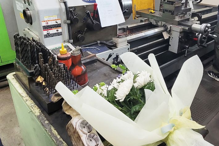 충남 태안군 태안화력발전소에서 작업 도중 숨진 한전 KPS 하청업체 소속 비정규직 노동자 김충현(50) 씨의 작업 현장에 3일 국화꽃이 놓여있다. 연합뉴스