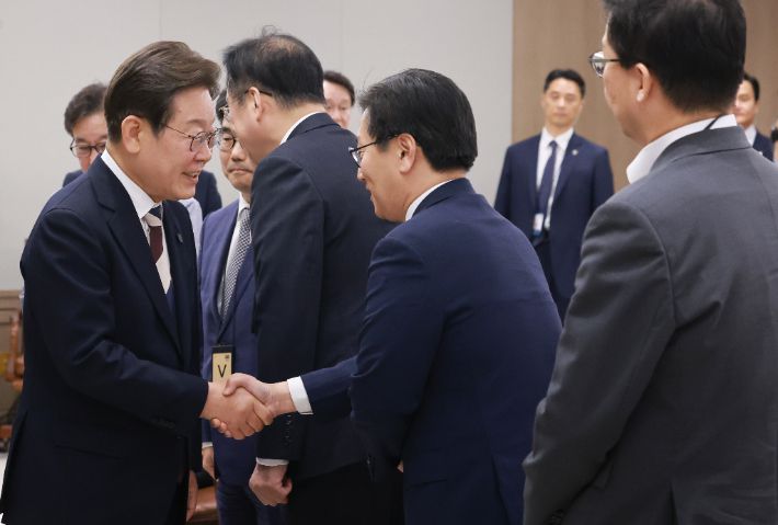 이재명 대통령, 기재부 장관 직무대행과 인사. 연합뉴스