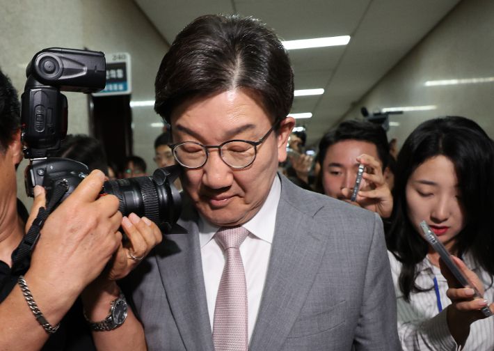 국민의힘 권성동 원내대표가 5일 서울 여의도 국회에서 국민의힘 비상대책위원장실을 나와 원내대표실로 향하며 취재진의 질문을 받고 있다. 연합뉴스