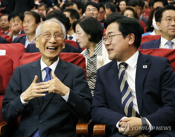 (서울=연합뉴스) 박동주 기자 = 더불어민주당 윤여준, 박찬대 상임총괄선대위원장이 4일 서울 여의도 국회 의원회관에서 열린 더불어민주당 중앙선거대책위원회 해단식에서 밝은 표정으로 대화하고 있다. 2025.6.4 pdj6635@yna.co.kr 연합뉴스