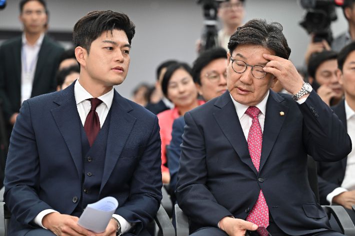 국민의힘 김용태 비상대책위원장과 권성동 원내대표가 4일 서울 여의도 중앙당사에서 열린 제21대 대통령선거 국민의힘 중앙선거대책위원회 해단식에 참석해 대화를 나누고 있다. 연합뉴스