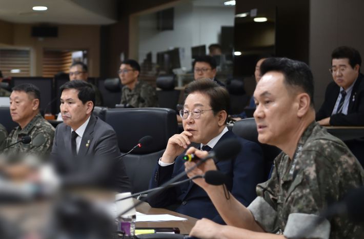 이재명 대통령이 4일 서울 용산구 합동참모본부 전투통제실을 방문해 김명수 합참의장 등 군 지휘부로부터 군사대비태세 보고를 받고 있다. 국방부 제공