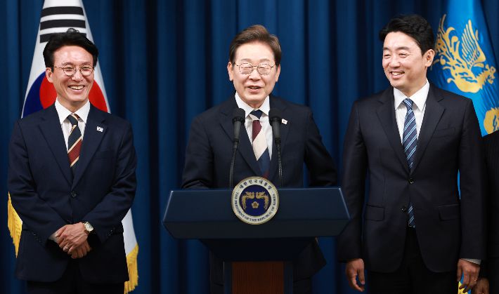 이재명 대통령, 정부 첫 인선 발표     (서울=연합뉴스) 홍해인 기자 = 이재명 대통령이 4일 서울 용산 대통령실 청사에서 국무총리 후보자로 김민석 의원(왼쪽), 대통령비서실장으로 강훈식 의원 등 첫 인선을 발표하고 있다. 2025.6.4     hihong@yna.co.kr (끝)   <저작권자(c) 연합뉴스, 무단 전재-재배포, AI 학습 및 활용 금지> 연합뉴스