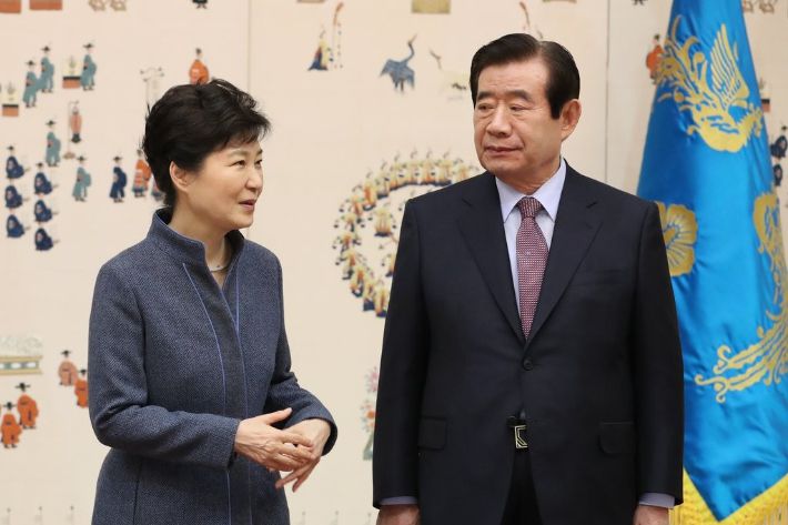 한광옥 전 비서실장(오른쪽)과 대화 하고 있는 박근혜 전 대통령. 연합뉴스