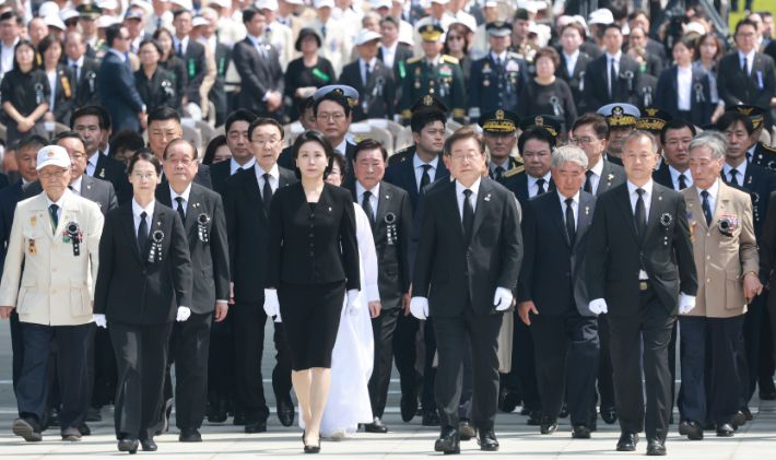 이재명 대통령과 김혜경 여사가 6일 서울 동작구 국립서울현충원에서 열린 70회 현충일 추념식에서 참배를 위해 현충탑으로 향하고 있다. 연합뉴스