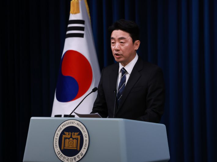 강훈식 대통령 비서실장이 6일 서울 용산 대통령실 청사에서 대통령실 수석비서관 인선을 발표하고 있다. 연합뉴스