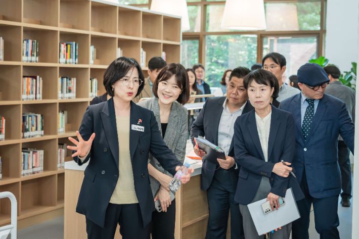 도서관을 둘러보는 이수희 강동구청장. 강동구청 제공