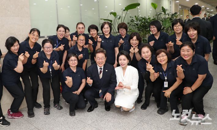 이재명 제21대 대통령이 4일 오전 서울 여의도 국회에서 취임선서를 마친 뒤 청소노동자 최성자 씨 등과 기념촬영을 하고 있다. 윤창원 기자