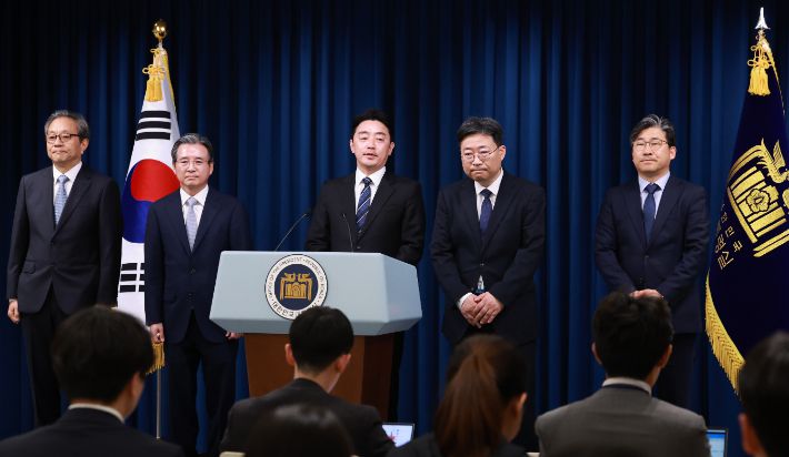 강훈식 대통령 비서실장(가운데)이 6일 서울 용산 대통령실 청사에서 대통령실 1차 인선을 발표하고 있다. 왼쪽부터 문진영 사회수석비서관, 김용범 정책실장, 강 비서실장, 하준경 경제성장수석, 류덕현 재정기획보좌관. 연합뉴스