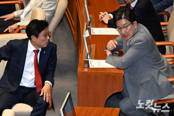 국민의힘 의원총회에서 사퇴 의사를 밝힌 권성동 원내대표가 지난 5일 서울 여의도 국회에서 열린 제426회국회(임시회) 제1차 본회의에 참석해 박형수 원내수석부대표와 대화를 하고 있다. 윤창원 기자