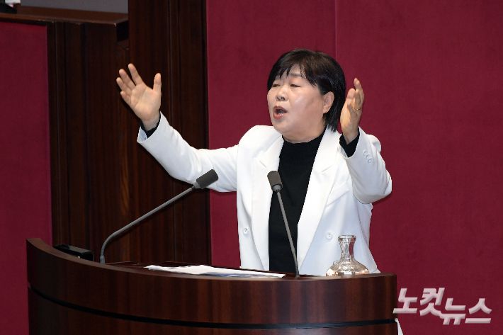 27일 서울 여의도 국회에서 열린 제422회국회(임시회) 제7차 본회의에서 더불어민주당 서영교 의원이 '명태균 특검법' 찬성 토론을 하고 있다. 윤창원 기자