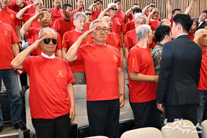 5일 서울 여의도 국회에서 열린 제426회국회(임시회) 제1차 본회의에서 '순직 해병 수사 방해 및 사건 은폐 등의 진상규명을 위한 특별검사의 임명 등에 관한 법률안'이 통과되자 방청을 온 해병대 예비역 연대 회원들이 경례를 하고 있다. 윤창원 기자