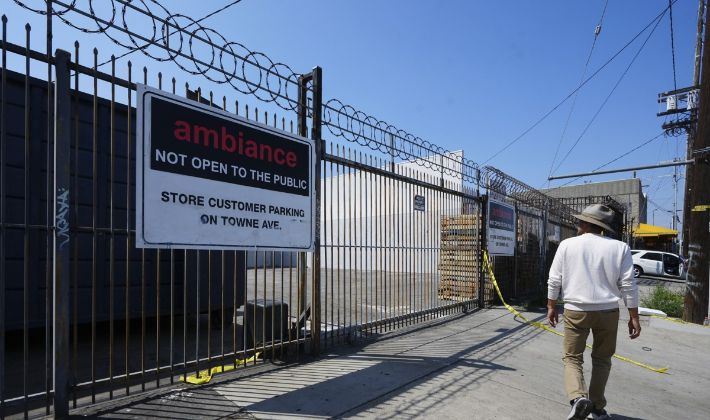 지난 6일 ICE의 단속 작전이 벌어진 미 LA의 도매 의류업체 앞. 연합뉴스