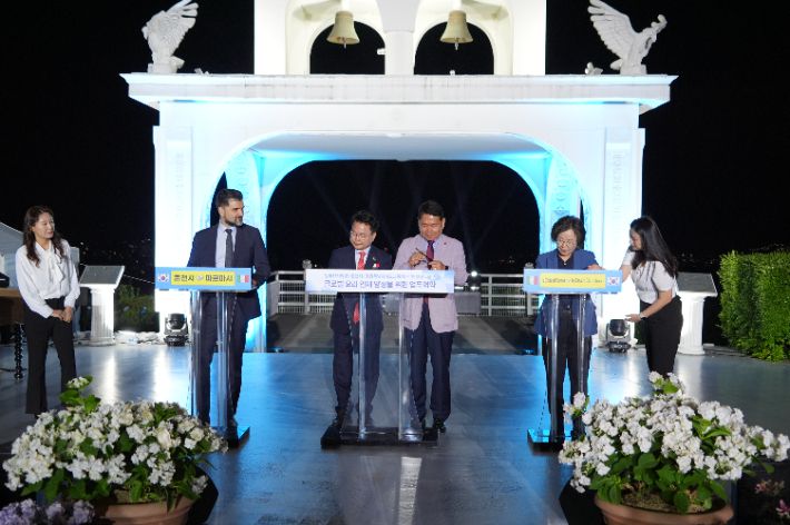 이탈리아 파르마시와의 자매도시 체결을 위한 의향서(LOI) 서명식 및  춘천시와 강원도교육청, 강원생명과학고, 알마요리학교는 글로벌 요리인재양성 관련 4자 업무협약. 춘천시 제공