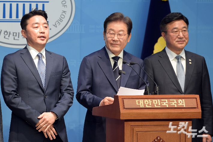 제21대 대통령선거 출마를 선언한 더불어민주당 이재명 전 대표가 11일 서울 여의도 국회 소통관에서 비전 및 캠프 인선 발표를 하고 있다. 캠프 선거대책본부장에 5선의 윤호중 의원(오른쪽)을 총괄본부장에 3선의 강훈식 의원(왼쪽)을 인선했다. 윤창원 기자