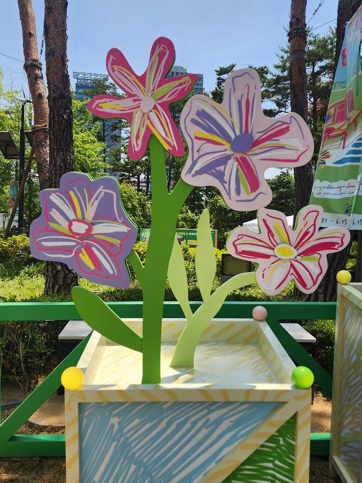 '대치맘' 이수지 목걸이로 더욱 유명해진 하이 주얼리 메종 반클리프 아펠(Van Cleef & Arpels)이 15일까지 서울 잠실 롯데월드타워 월드파크에서 'Spring is Blooming(스프링 이즈 블루밍)'을 연다. 월드파크에 설치된 프랑스 아티스트 알렉상드르 뱅자맹 나베의 작품들. 곽인숙 기자