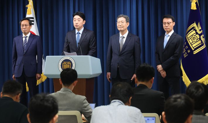 강훈식 대통령 비서실장이 8일 용산 대통령실에서 정무,홍보,민정 수석 인선을 발표하고 있다. 왼쪽부터 우상호 정무수석, 강 비서실장, 오광수 민정수석, 이규연 홍보소통수석. 연합뉴스