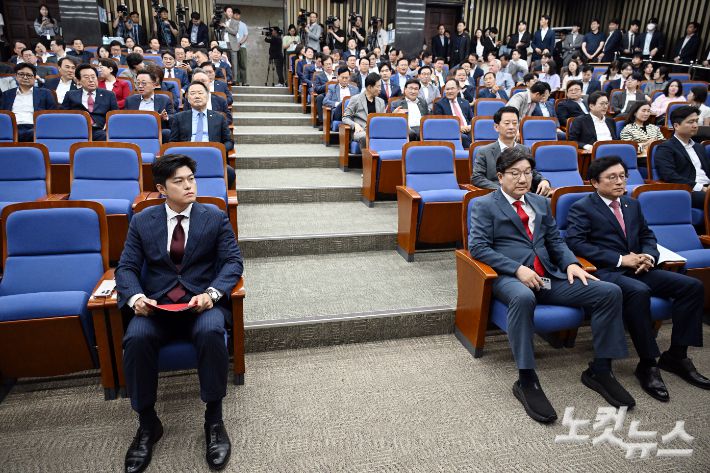 국민의힘 김용태 비상대책위원장과 원내대표직 사퇴 의사를 밝힌 권성동 원내대표가 9일 서울 여의도 국회에서 열린 의원총회에 참석하고 있다. 윤창원 기자