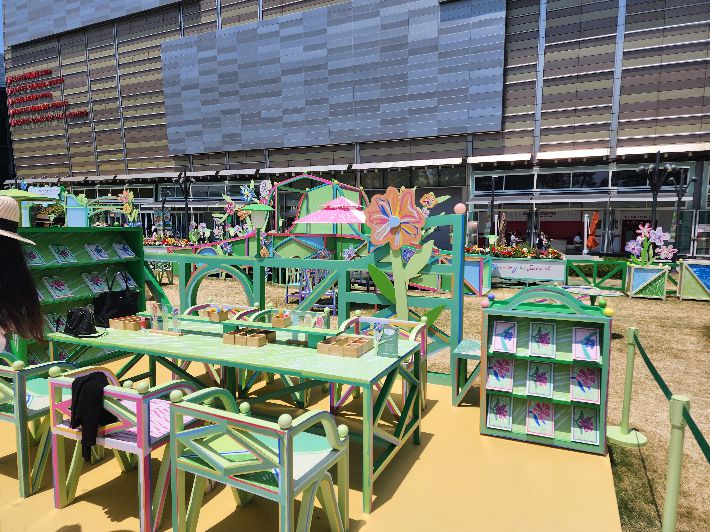 '대치맘' 이수지 목걸이로 더욱 유명해진 하이 주얼리 메종 반클리프 아펠(Van Cleef & Arpels)이 15일까지 서울 잠실 롯데월드타워 월드파크에서 'Spring is Blooming(스프링 이즈 블루밍)'을 연다. 프랑스 아티스트 알렉상드르 뱅자맹 나베의 작품들을 모티브로 한 책갈피 만들기 등 각종 행사도 진행됐다. 곽인숙 기자