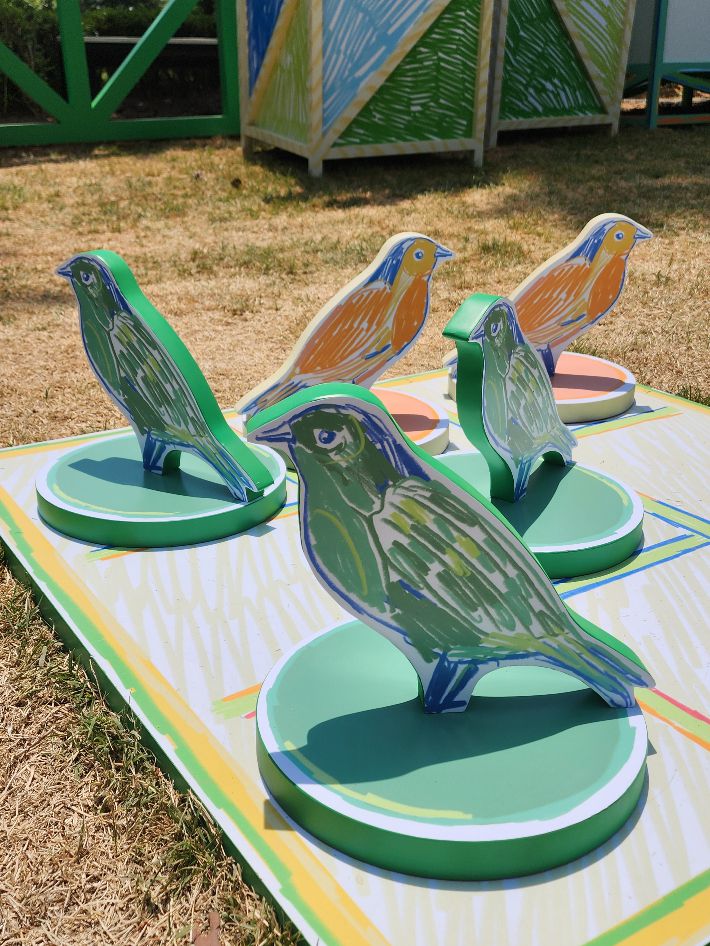 '대치맘' 이수지 목걸이로 더욱 유명해진 하이 주얼리 메종 반클리프 아펠(Van Cleef & Arpels)이 15일까지 서울 잠실 롯데월드타워 월드파크에서 'Spring is Blooming(스프링 이즈 블루밍)'을 연다. 월드파크에 설치된 프랑스 아티스트 알렉상드르 뱅자맹 나베의 작품들. 곽인숙 기자