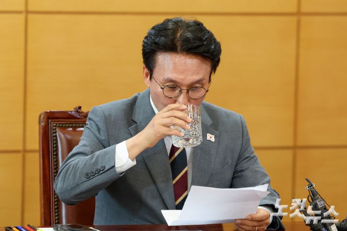 김민석 국무총리 후보자가 10일 오전 서울 종로구 통의동 금융감독연수원에 마련된 청문회 준비단 사무실에서 기자간담회를 하고 있다. 류영주 기자