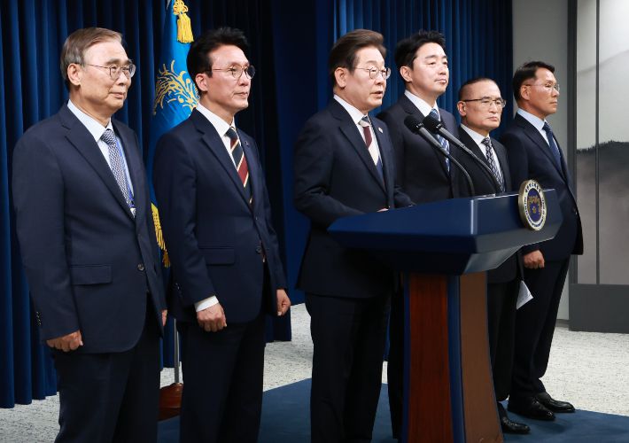 (왼쪽부터) 이종석 국정원장 후보자, 김민석 국무총리 후보자, 이 대통령, 강훈식 비서실장, 위성락 안보실장, 황인권 경호처장. 연합뉴스