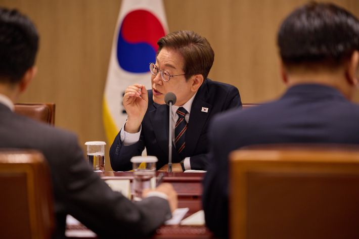이재명 대통령이 9일 서울 용산 대통령실 청사에서 열린 비상경제점검 2차 태스크포스(TF)회의를 하고 있다. 대통령실 제공
