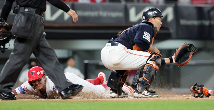 8일 광주기아챔피언스필드에서 열린 프로야구 한화 이글스와 KIA 타이거즈의 경기. KIA 8회말 1사 1루 한준수의 안타 때 1루 주자 최원준이 한화 중견수의 실책을 틈타 홈까지 파고들어 득점을 하고 있다. 연합뉴스