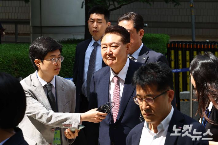 윤석열 전 대통령이 9일 서울중앙지방법원에서 열린 내란 우두머리 협의 · 직권남용 권리행사 방해 혐의 사건 6차 공판에 출석하고 있다. 사진공동취재단