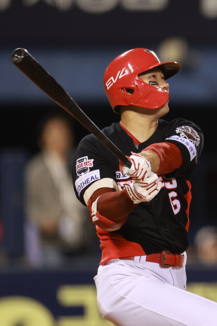 4일 서울 잠실야구장에서 열린 프로야구 2025 신한 SOL 뱅크 KBO리그 KIA 타이거즈와 두산 베어스의 경기. 9회초 무사 1루 KIA 최원준이 2점 홈런을 치고 있다. 연합뉴스