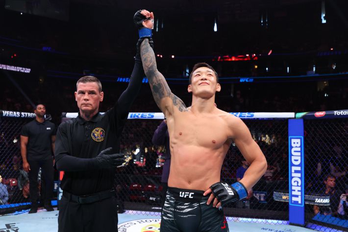 주심이 유주상의 손을 들어 승리를 알리고 있다. UFC 제공