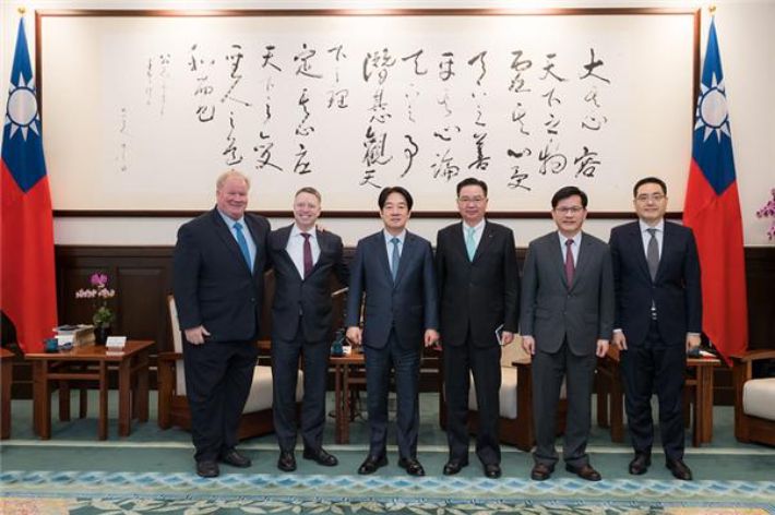 마크 몽고메리 (Mark Montgomery) 예비역 미 해군 제독(사진 맨 왼쪽)이 지난 2월 대만을 방문해 라이칭더 총통과 기념 촬영을 한 모습. 몽고메리 제독은 대만군을 훈련시키기 위해 약 500명의 미국팀 인원이 대만에서 활동하고 있다고 말했다. 몽고메리 제독을 기준으로 왼쪽이 매튜 포팅어(Mathew Potinger) 전 미국 NSC 부보좌관, 그 옆이 라이칭더 타이완 총통. 타이완 총통부 홈페이지 캡처