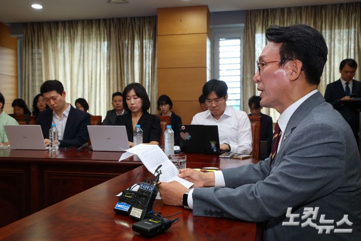 김민석 국무총리 후보자가 10일 오전 서울 종로구 금융감독원 연수원에서 기자간담회를 하고 있다. 류영주 기자