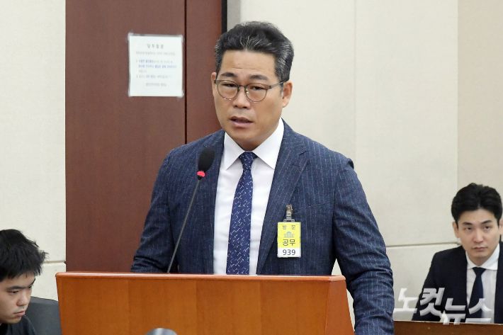 백해룡 경정(전 영등포서 형사과장)이 지난해 8월 20일 서울 여의도 국회 행정안전위원회에서 열린 마약수사 외압 의혹 관련 청문회에서 의원 질의에 답변을 하고 있다. 윤창원 기자